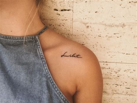 tatuajes en el hombro para mujer frases